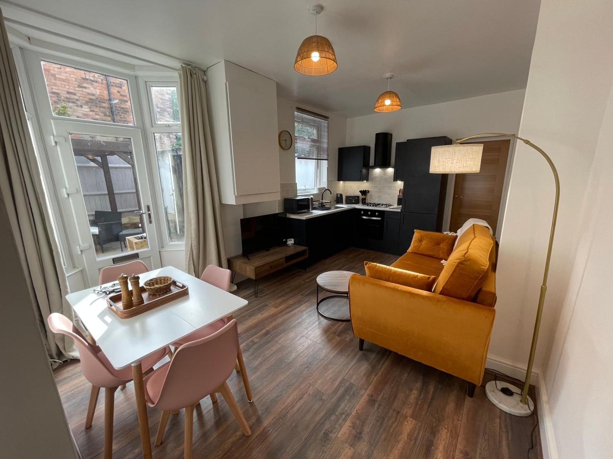 Flat 2, 297 Gillott Road, B16 0rt Apartment *